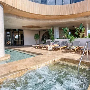 Encore Broadbeach - Official Gold Coast